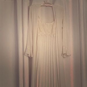 NWOT! Delicate and flowing robe w/ matching gown💕